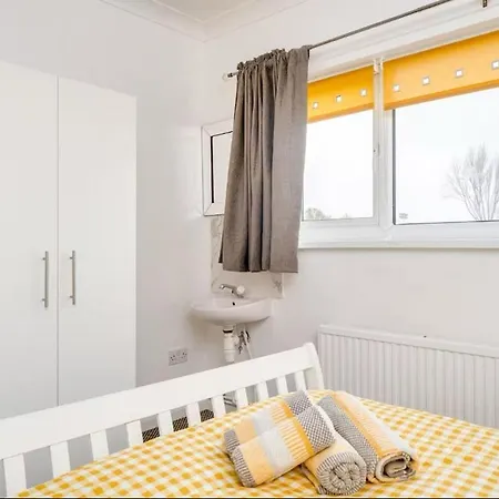 Bethel House - 5 Bedroom House With Free Parking *