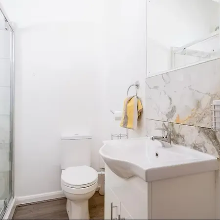 Bethel House - 5 Bedroom House With Free Parking شقة