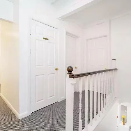 Bethel House - 5 Bedroom House With Free Parking شقة ليدز