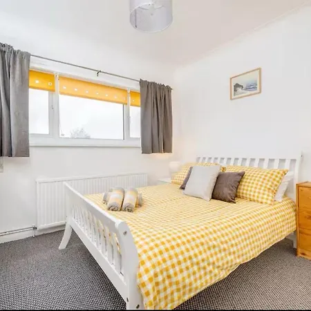 Bethel House - 5 Bedroom House With Free Parking شقة
